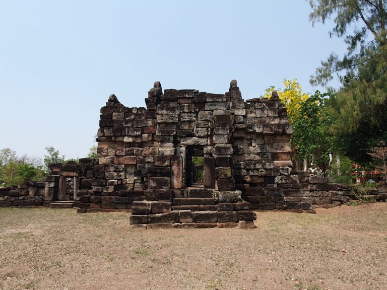 ปราสาทหินโบราณ (ปราสาทเมืองเก่า)